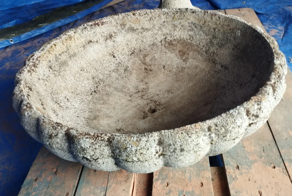 Vasque en dur avant aérogommage.