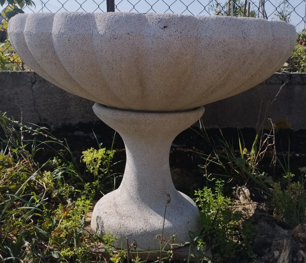 Ensemble de vasque sur pied dans un jardin, après décapage par aérogommage.