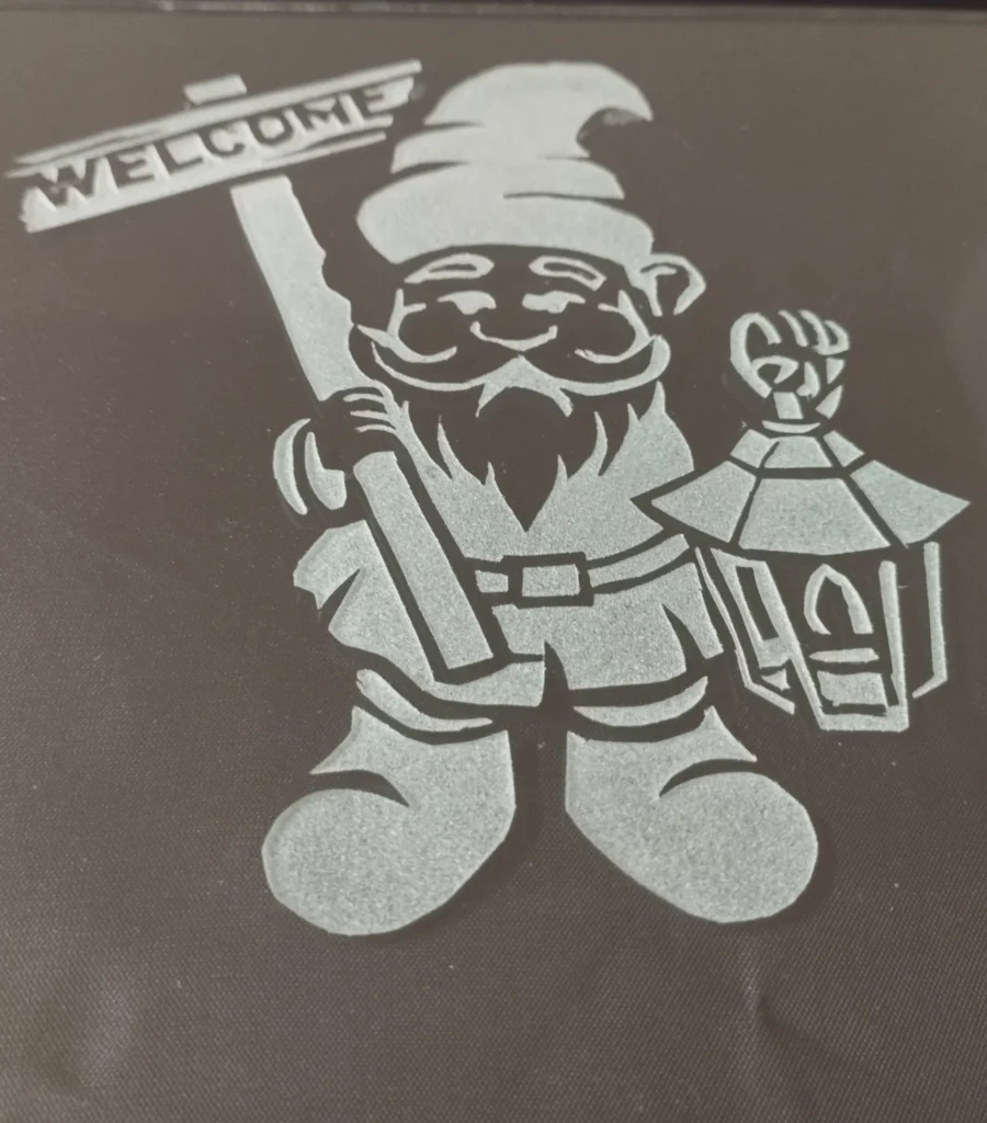 Décoration par aérogommage sur verre représentant un gnome.